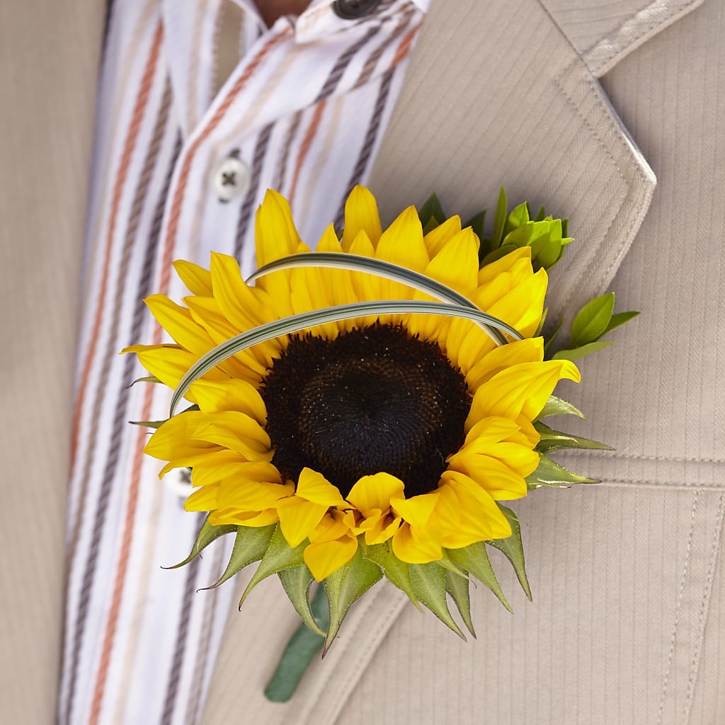 Free Spirit Boutonniere – Rhodes Family Price Chopper, Branson MO